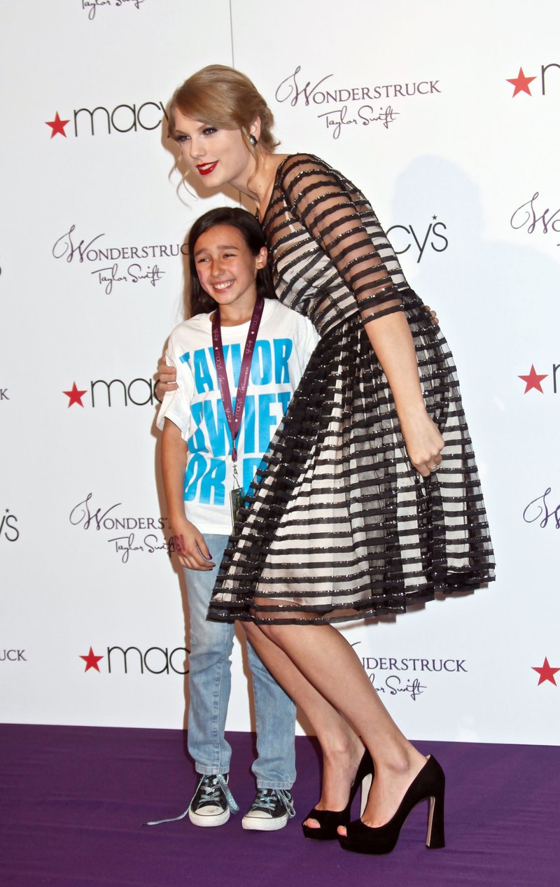 Taylor Swift at Macy's Wonderstruck Fragrance Launch — photo 126