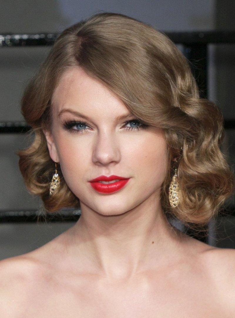 Taylor Swift at 2011 Vanity Fair Oscar Party — photo 75