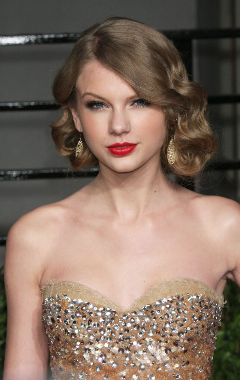 Taylor Swift at 2011 Vanity Fair Oscar Party — photo 76