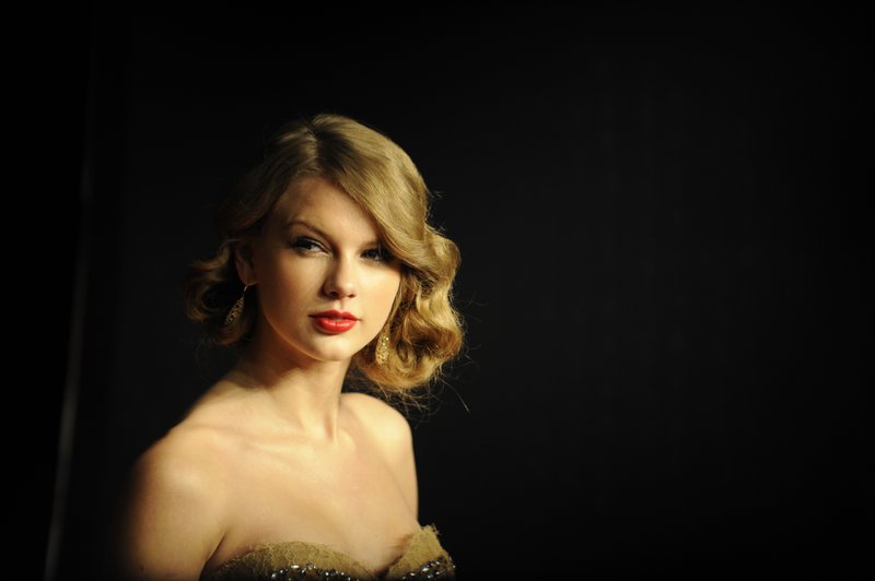Taylor Swift at 2011 Vanity Fair Oscar Party — photo 91