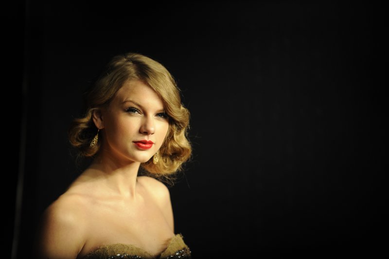 Taylor Swift at 2011 Vanity Fair Oscar Party — photo 92