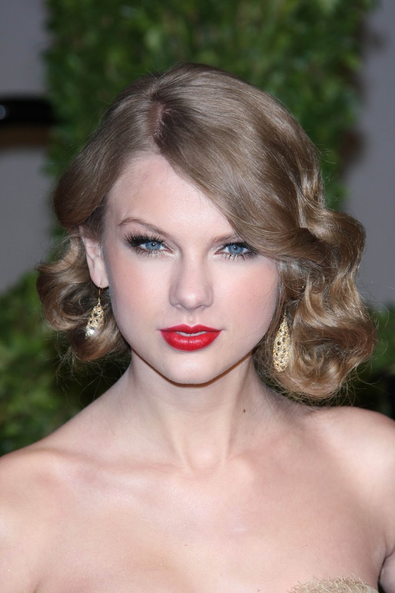 Taylor Swift at 2011 Vanity Fair Oscar Party — photo 104