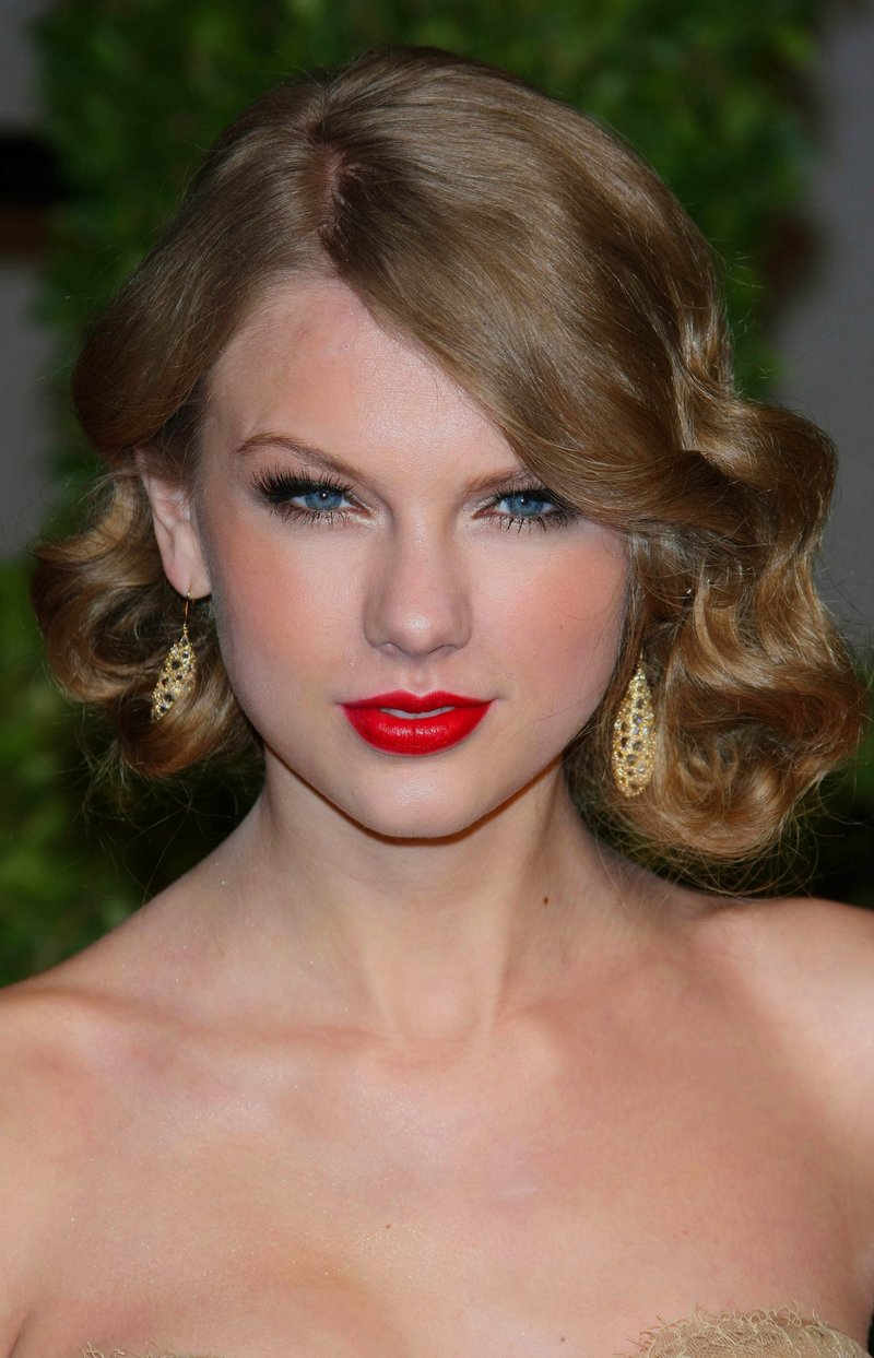 Taylor Swift at 2011 Vanity Fair Oscar Party — photo 105