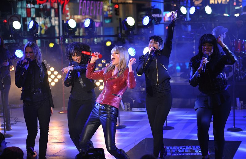 Taylor Swift at Dick Clark’s New Year’s Rockin’ Eve — photo 9