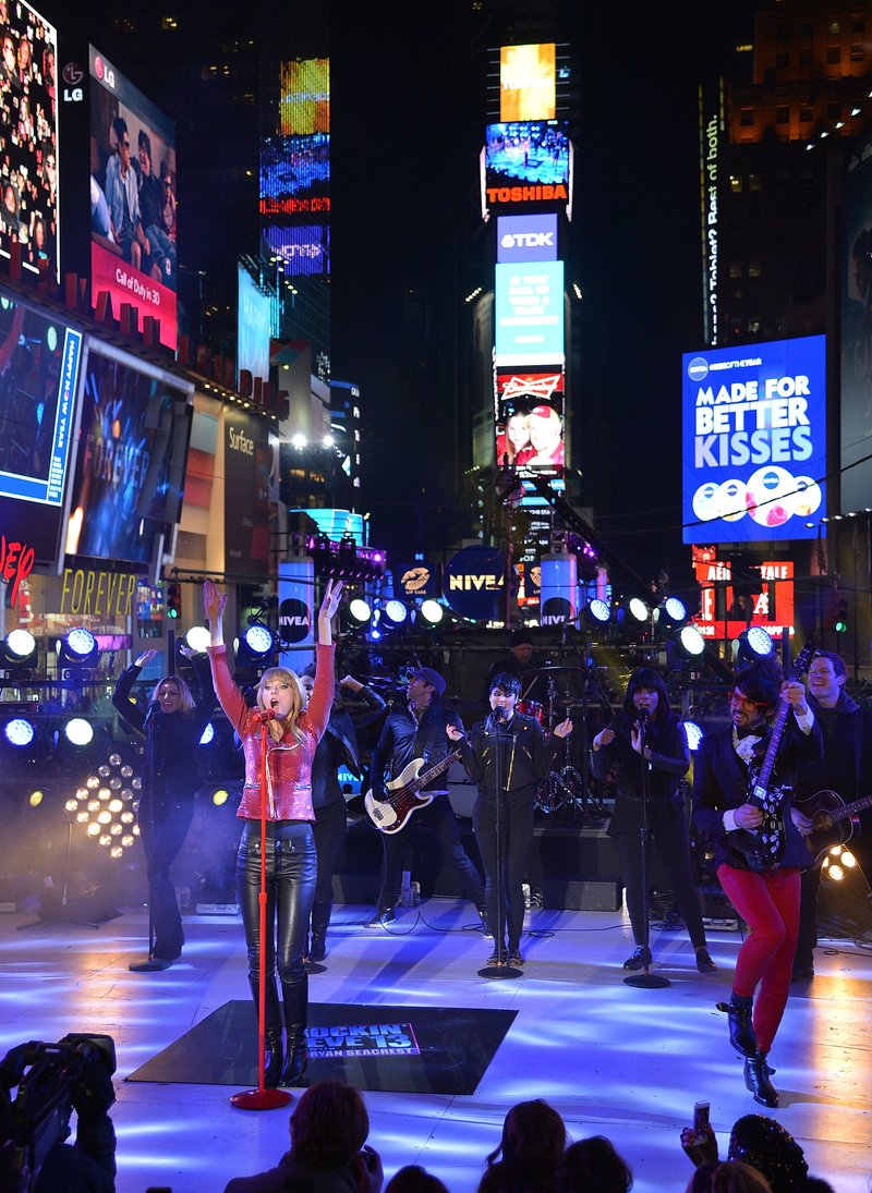 Taylor Swift at Dick Clark’s New Year’s Rockin’ Eve — photo 17