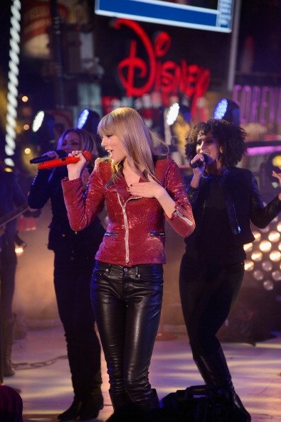 Taylor Swift at Dick Clark’s New Year’s Rockin’ Eve — photo 32