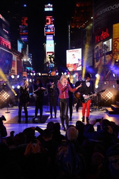 Taylor Swift at Dick Clark’s New Year’s Rockin’ Eve — photo 35