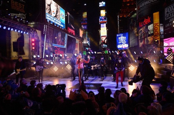 Taylor Swift at Dick Clark’s New Year’s Rockin’ Eve — photo 37