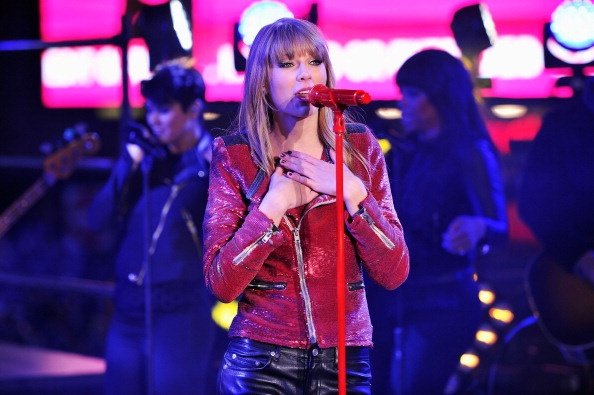Taylor Swift at Dick Clark’s New Year’s Rockin’ Eve — photo 39
