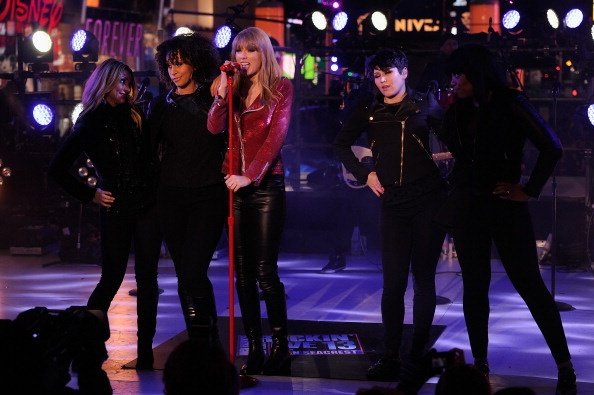Taylor Swift at Dick Clark’s New Year’s Rockin’ Eve — photo 60