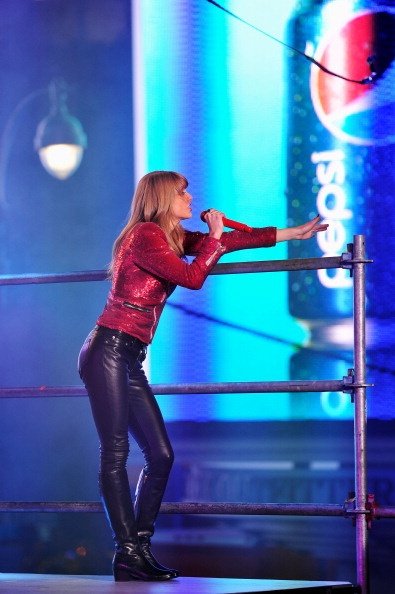 Taylor Swift at Dick Clark’s New Year’s Rockin’ Eve — photo 70