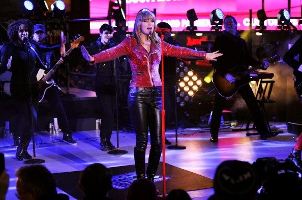 Taylor Swift at Dick Clark’s New Year’s Rockin’ Eve — photo 76