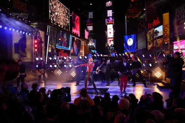 Taylor Swift at Dick Clark’s New Year’s Rockin’ Eve — photo 82