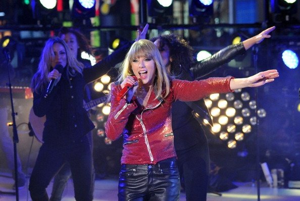 Taylor Swift at Dick Clark’s New Year’s Rockin’ Eve — photo 90