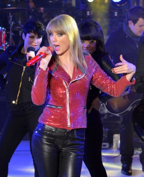 Taylor Swift at Dick Clark’s New Year’s Rockin’ Eve — photo 91