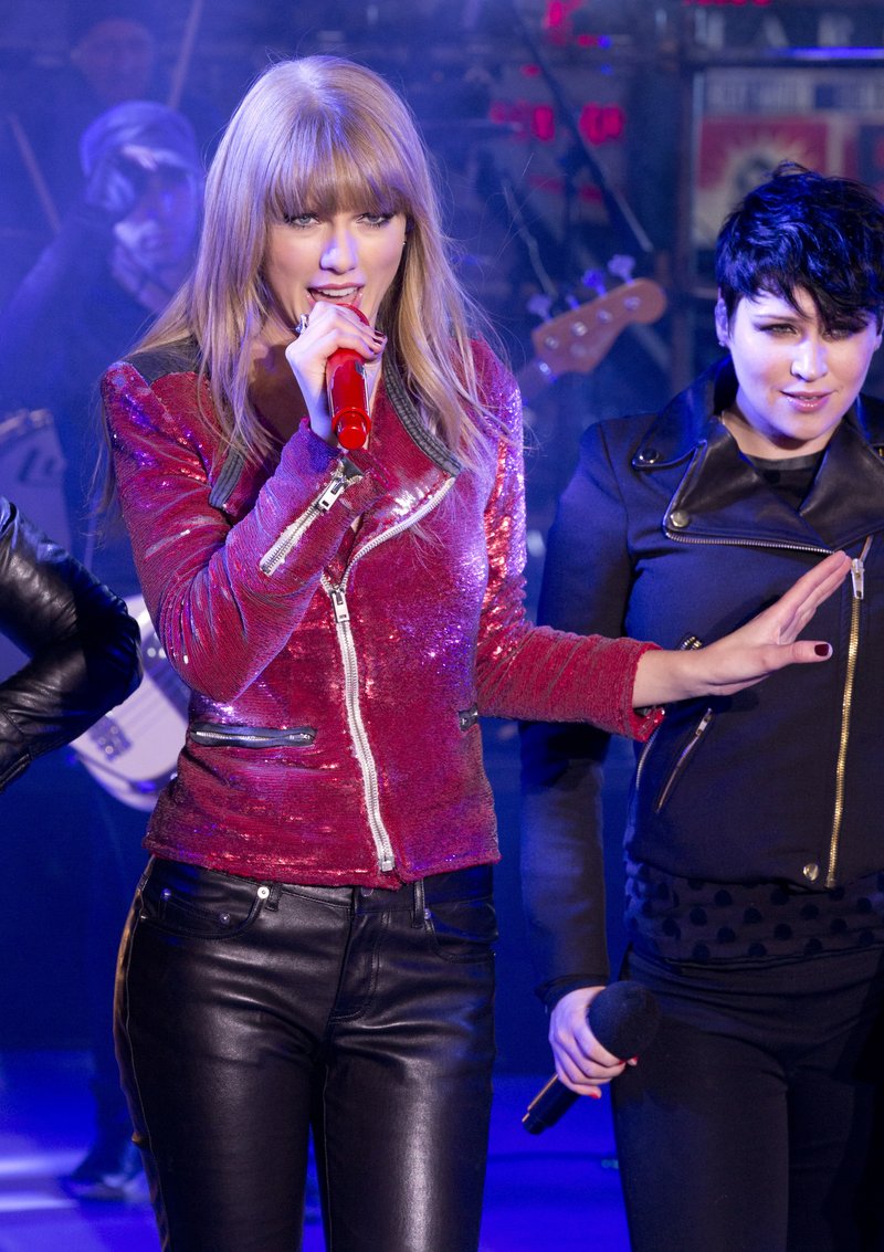 Taylor Swift at Dick Clark’s New Year’s Rockin’ Eve — photo 107