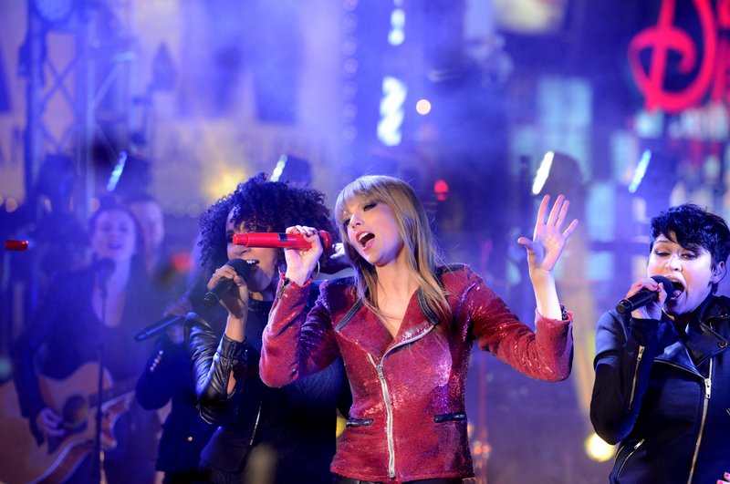 Taylor Swift at Dick Clark’s New Year’s Rockin’ Eve — photo 201