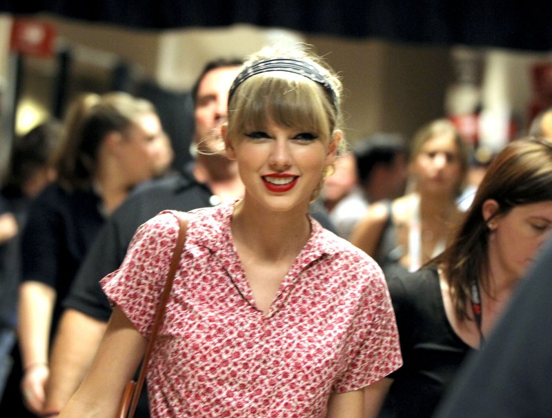 Taylor Swift at 2012 iHeartRadio Music Festival - Day 2 - Backstage — photo 11