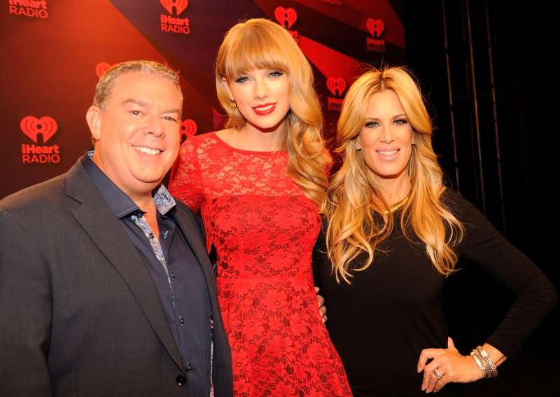 Taylor Swift at 2012 iHeartRadio Music Festival - Day 2 - Elvis Duran Broadcast Room — photo 6