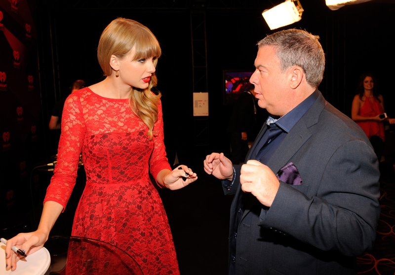 Taylor Swift at 2012 iHeartRadio Music Festival - Day 2 - Elvis Duran Broadcast Room — photo 7