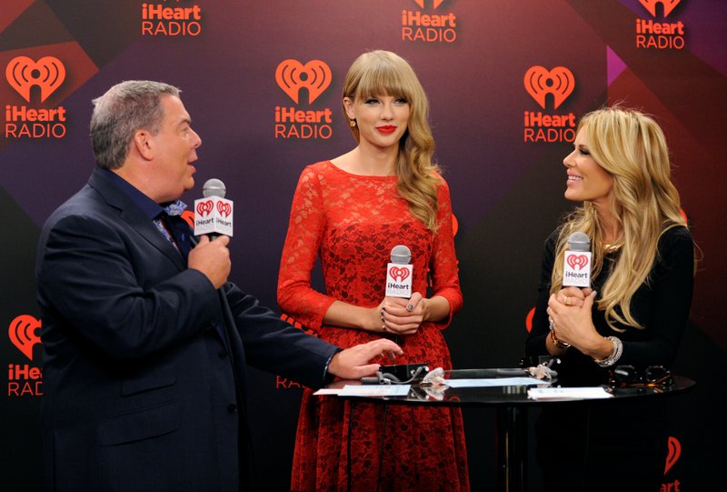 Taylor Swift at 2012 iHeartRadio Music Festival - Day 2 - Elvis Duran Broadcast Room — photo 10