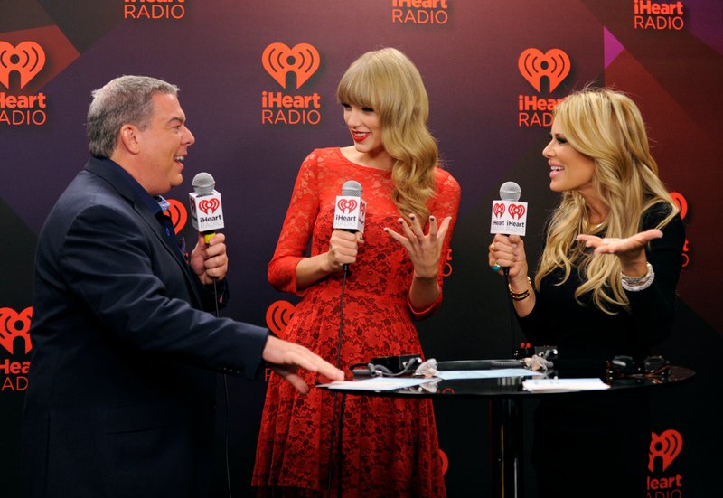 Taylor Swift at 2012 iHeartRadio Music Festival - Day 2 - Elvis Duran Broadcast Room — photo 11