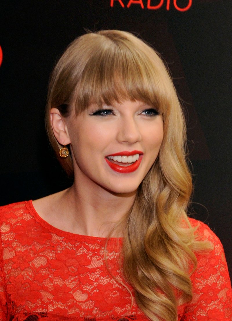 Taylor Swift at 2012 iHeartRadio Music Festival - Day 2 - Elvis Duran Broadcast Room — photo 15