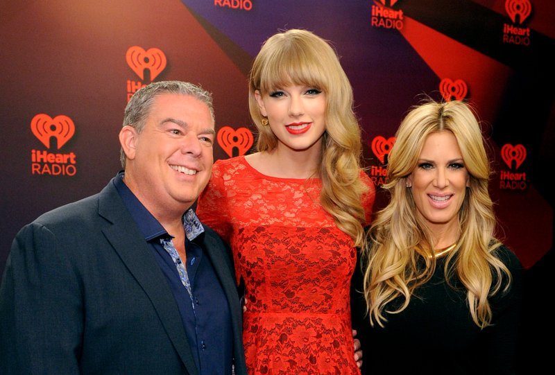 Taylor Swift at 2012 iHeartRadio Music Festival - Day 2 - Elvis Duran Broadcast Room — photo 16