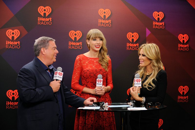 Taylor Swift at 2012 iHeartRadio Music Festival - Day 2 - Elvis Duran Broadcast Room — photo 17
