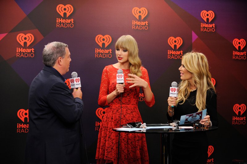 Taylor Swift at 2012 iHeartRadio Music Festival - Day 2 - Elvis Duran Broadcast Room — photo 18