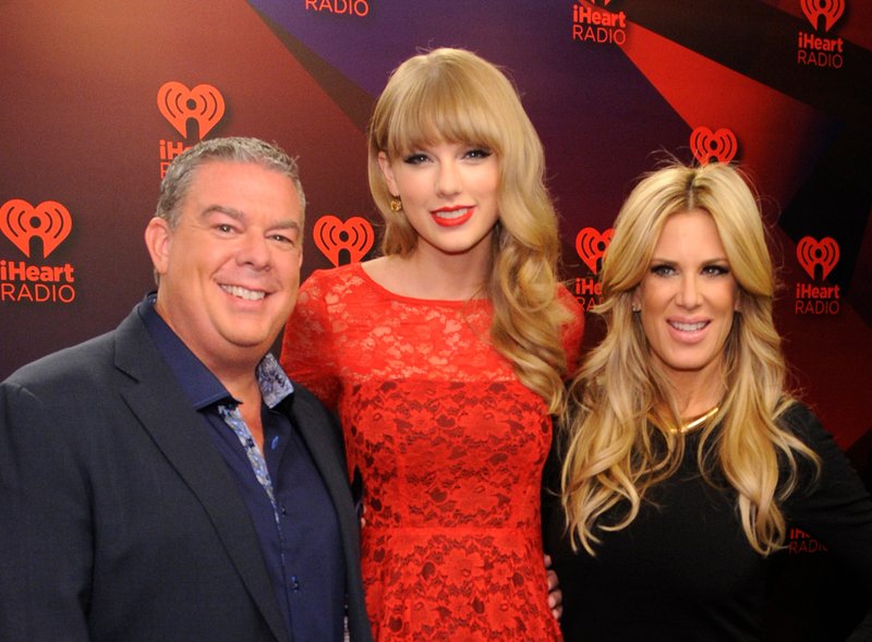 Taylor Swift at 2012 iHeartRadio Music Festival - Day 2 - Elvis Duran Broadcast Room — photo 22