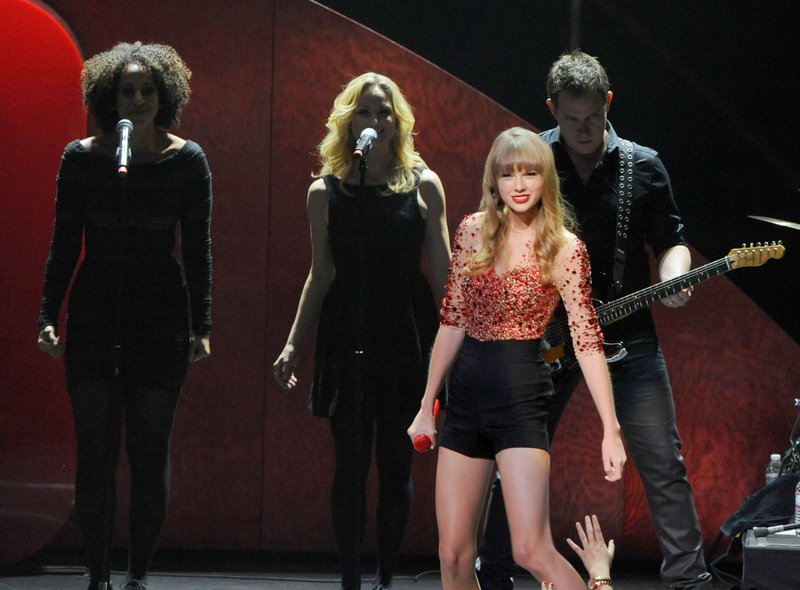 Taylor Swift at KIIS FM's 2012 Jingle Ball — photo 411