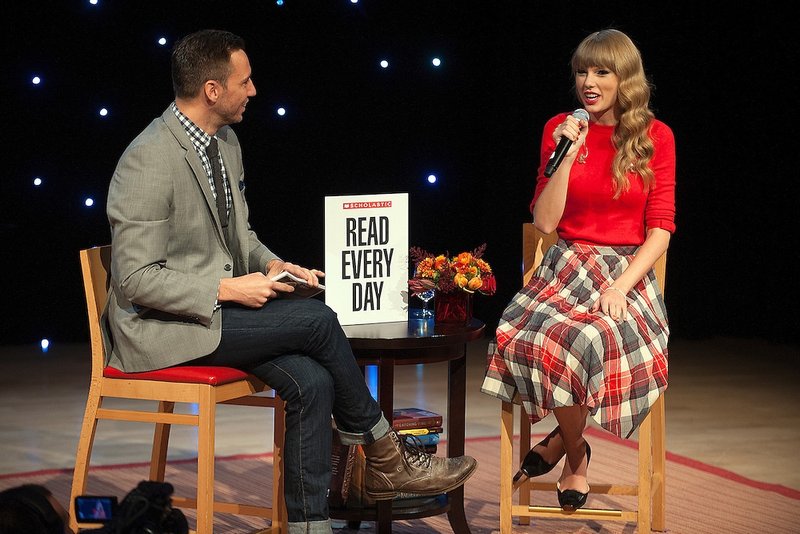 Taylor Swift at Read Every Day Webcast — photo 2
