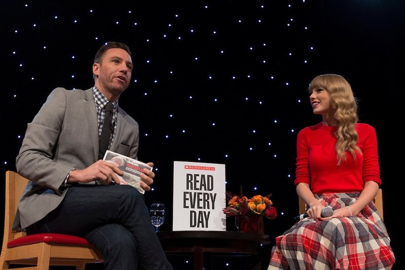 Taylor Swift at Read Every Day Webcast — photo 3