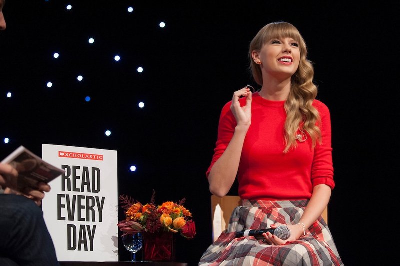 Taylor Swift at Read Every Day Webcast — photo 4
