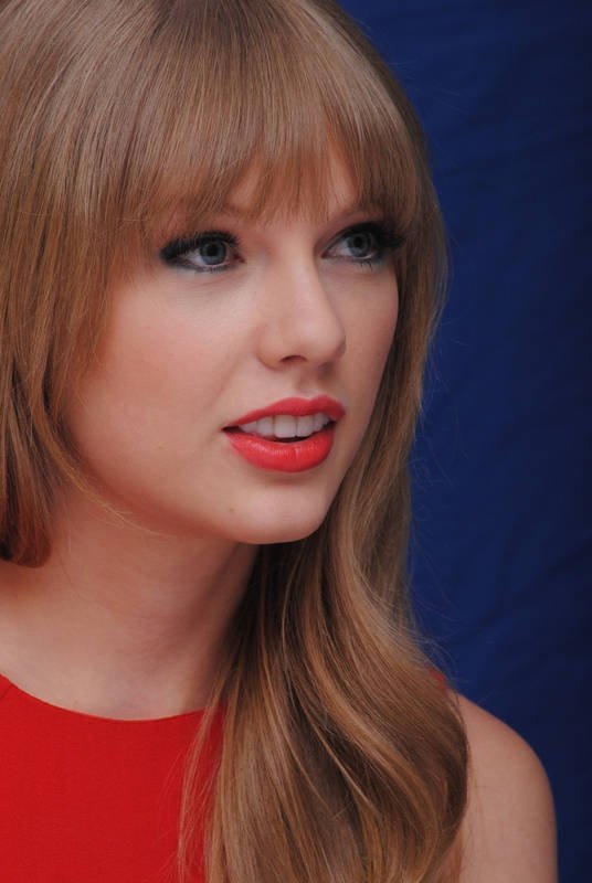 Taylor Swift at "The Lorax" Press Conference — photo 125