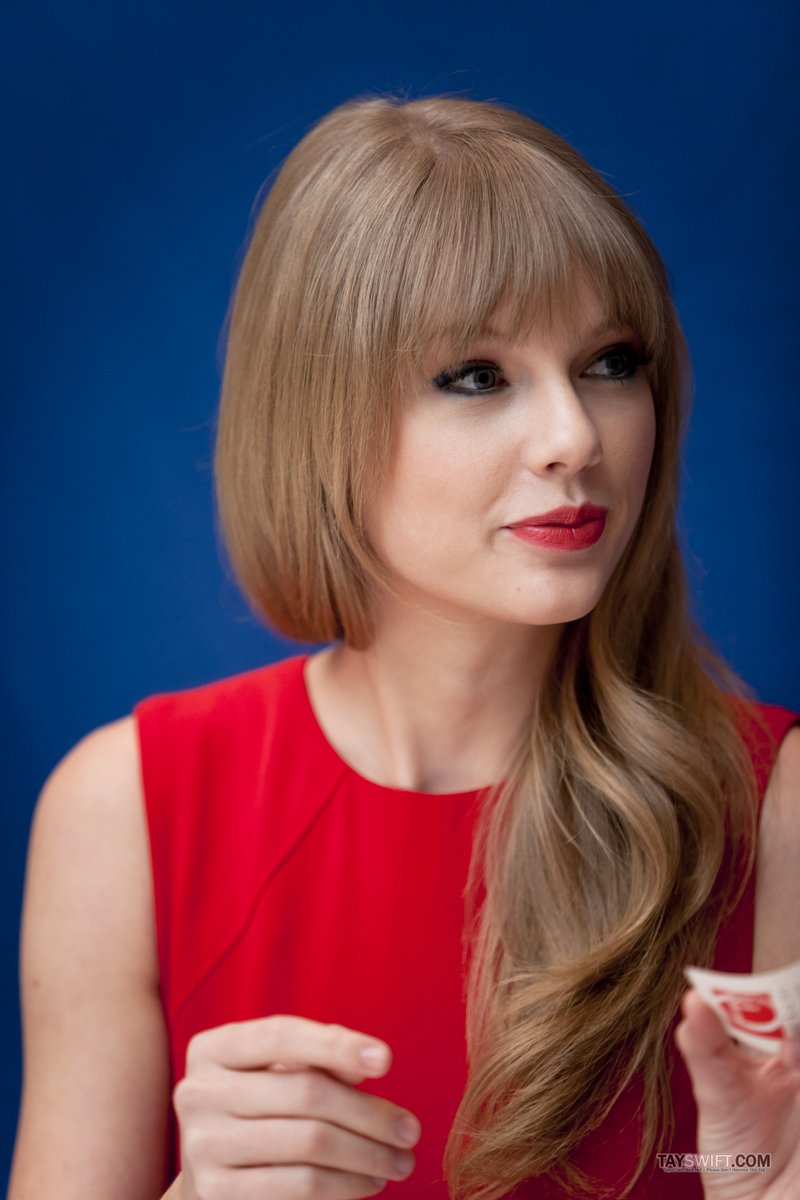 Taylor Swift at "The Lorax" Press Conference — photo 149