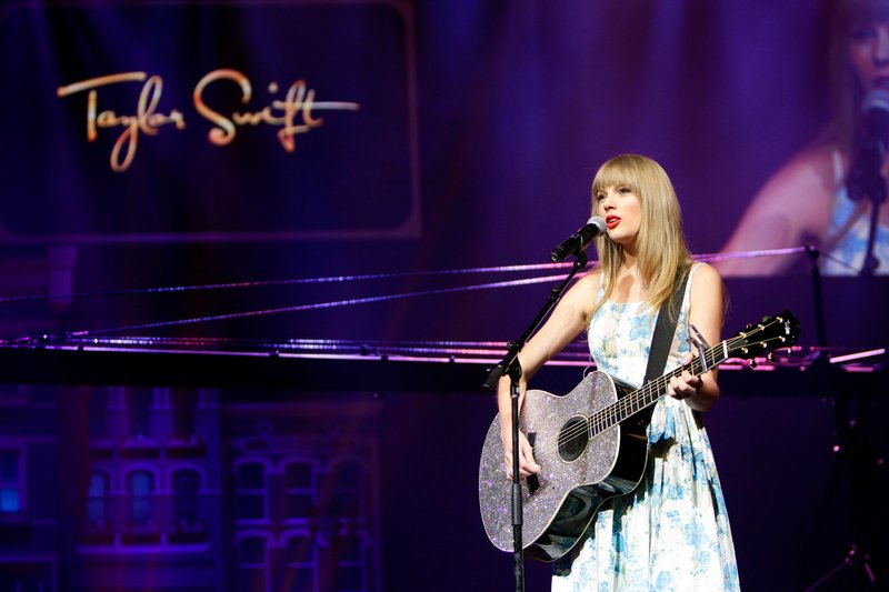 Taylor Swift at Walmart Shareholder Meeting — photo 2
