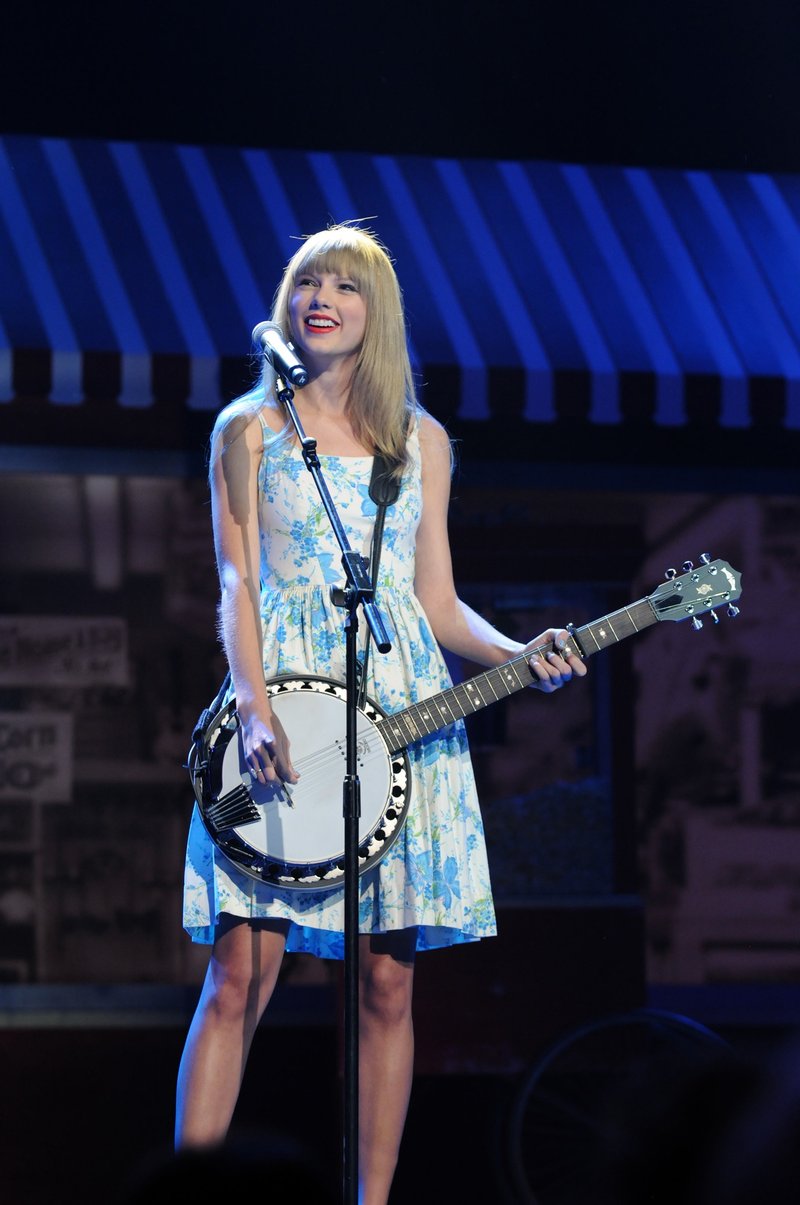 Taylor Swift at Walmart Shareholder Meeting — photo 7