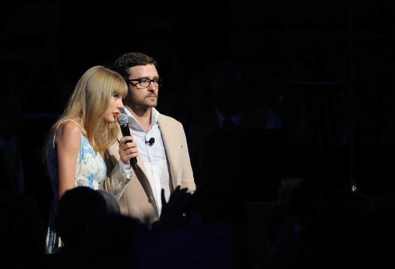 Taylor Swift at Walmart Shareholder Meeting — photo 9