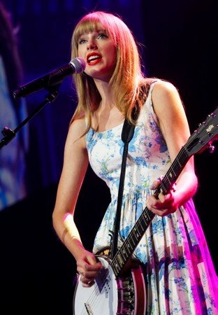 Taylor Swift at Walmart Shareholder Meeting — photo 17