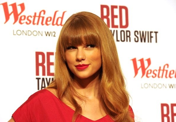 Taylor Swift at Westfield London Christmas Lights Ceremony — photo 7