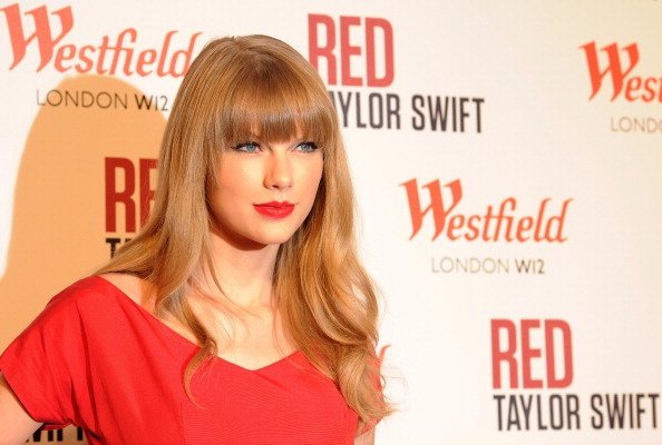 Taylor Swift at Westfield London Christmas Lights Ceremony — photo 8