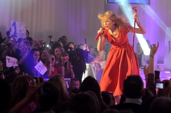 Taylor Swift at Westfield London Christmas Lights Ceremony — photo 42