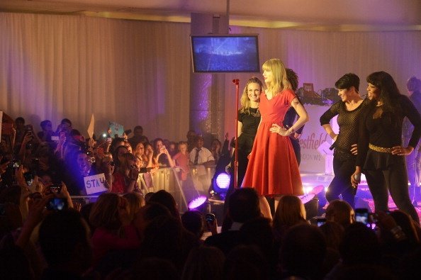 Taylor Swift at Westfield London Christmas Lights Ceremony — photo 49