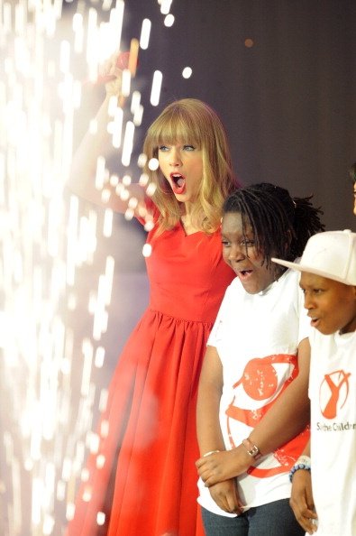 Taylor Swift at Westfield London Christmas Lights Ceremony — photo 53