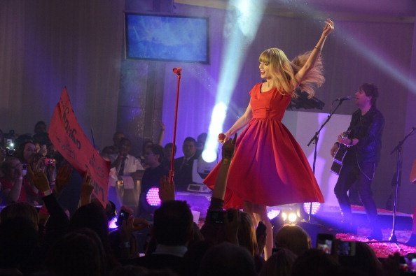 Taylor Swift at Westfield London Christmas Lights Ceremony — photo 56