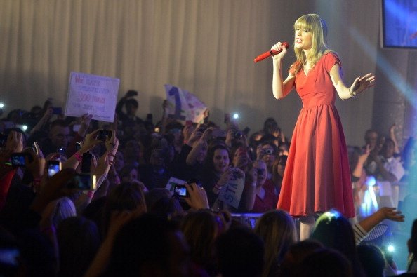 Taylor Swift at Westfield London Christmas Lights Ceremony — photo 57