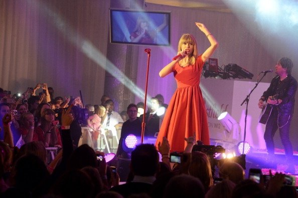 Taylor Swift at Westfield London Christmas Lights Ceremony — photo 58