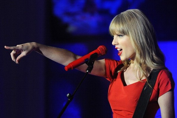 Taylor Swift at Westfield London Christmas Lights Ceremony — photo 63